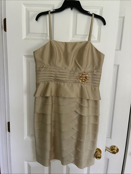 Jessica Howard Dresses & Skirts - Jessica Howard Tan Tiered Peplum Midi Dress with Jeweled Brooch
